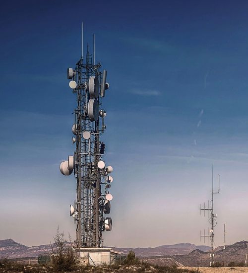 Torre con antenas wimax
